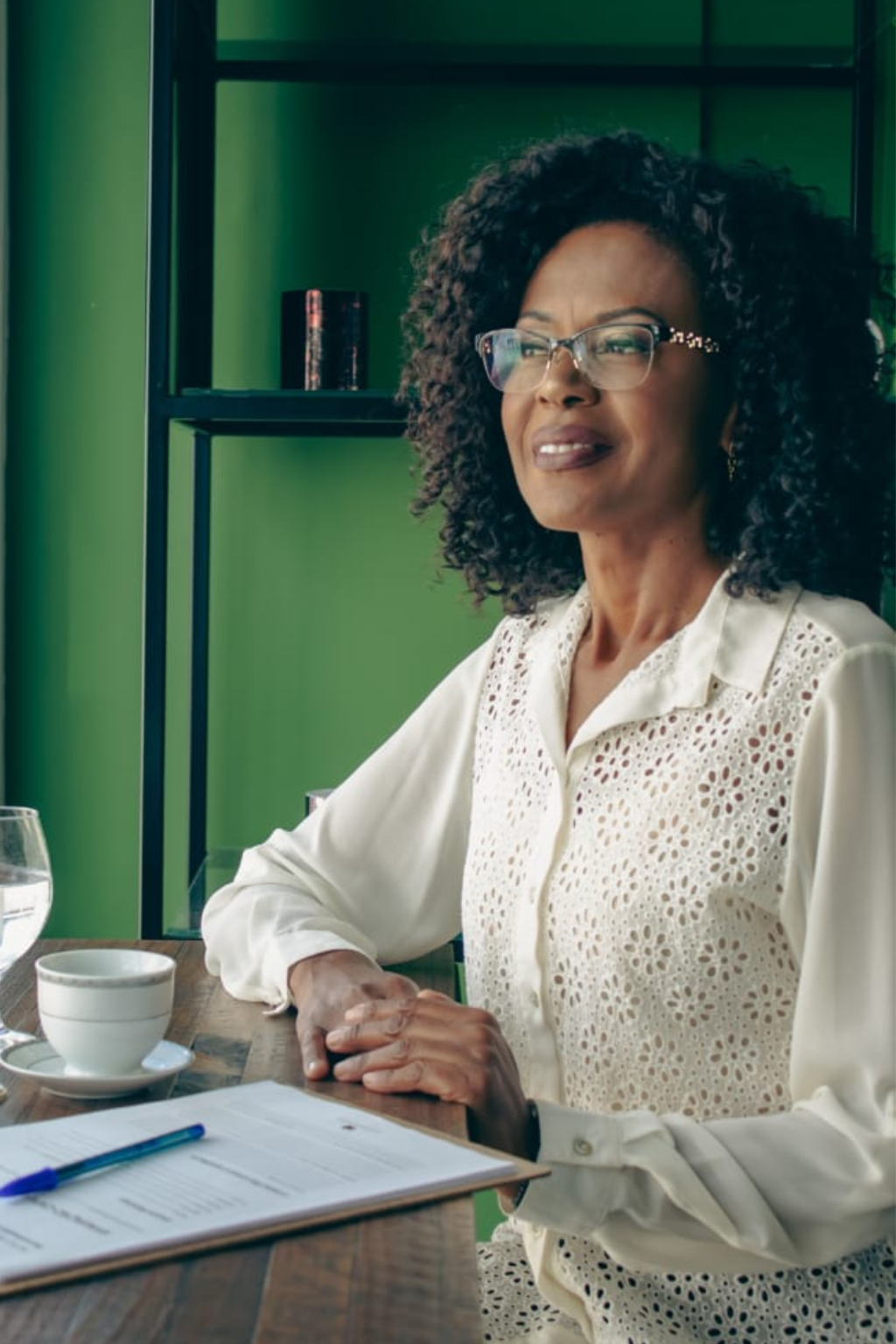 Adenilza Oliveira, terapeuta capilar em Jundiaí e especialista em queda de cabelo.